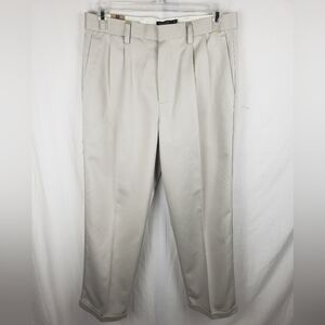 NWT Dockers Never Iron Essential Pleated Relaxed Khakis Sz W33 L30